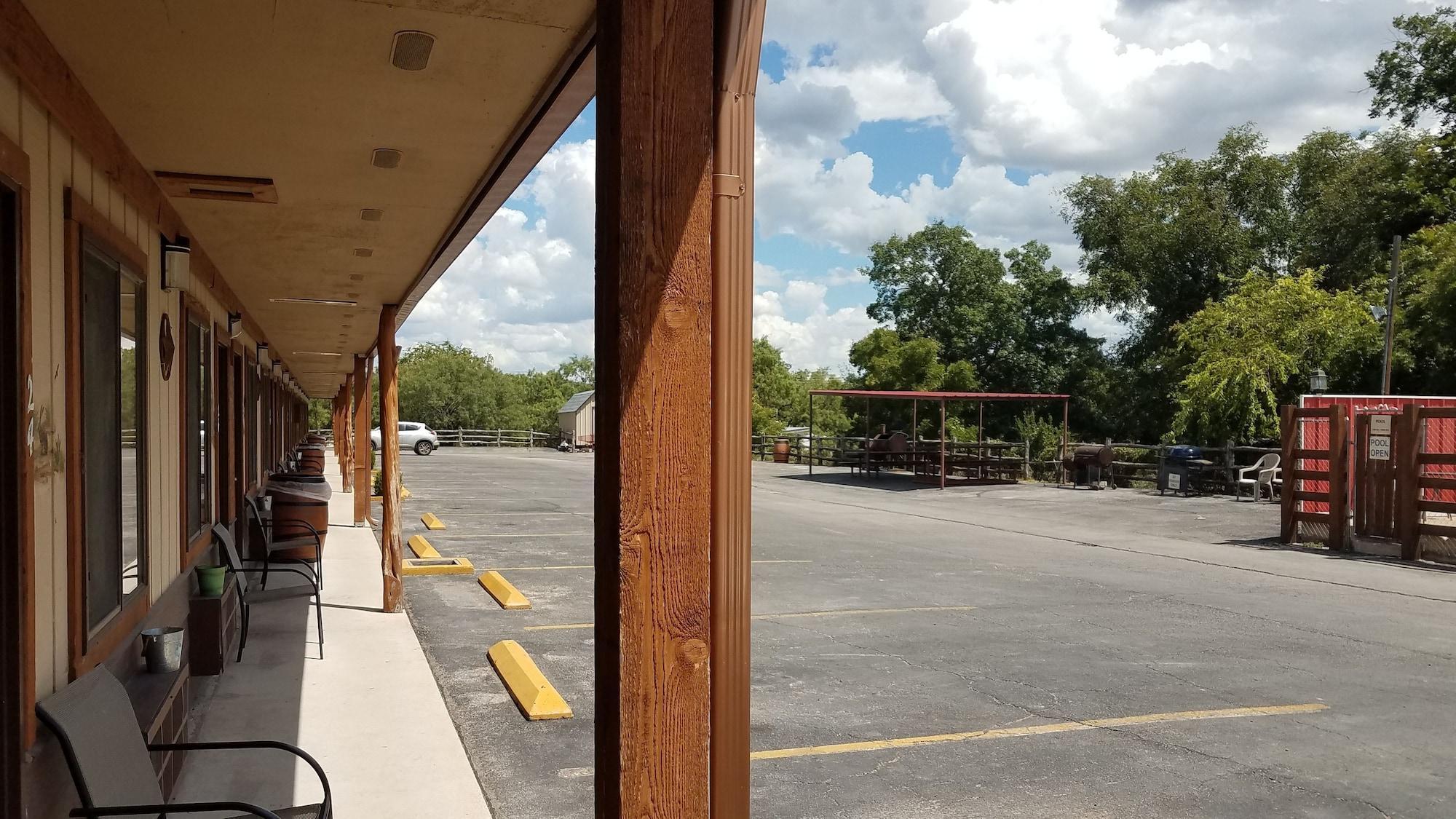 Americas Best Value Inn - Legend'S Inn Junction Bagian luar foto
