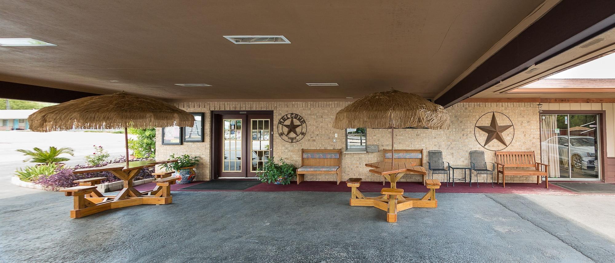 Americas Best Value Inn - Legend'S Inn Junction Bagian luar foto