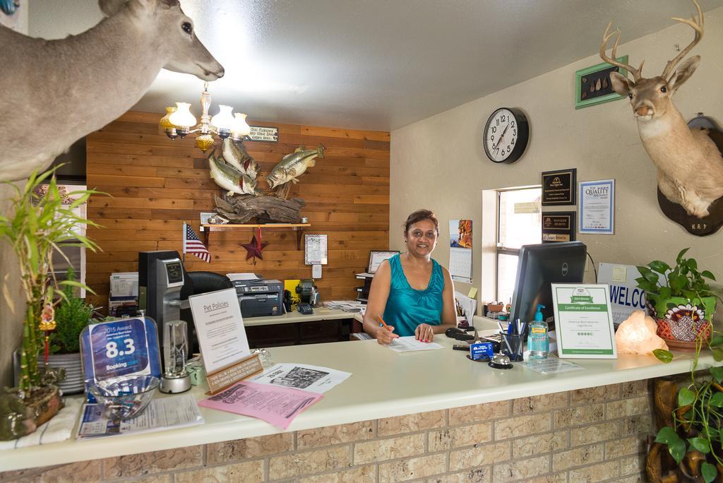 Americas Best Value Inn - Legend'S Inn Junction Bagian luar foto